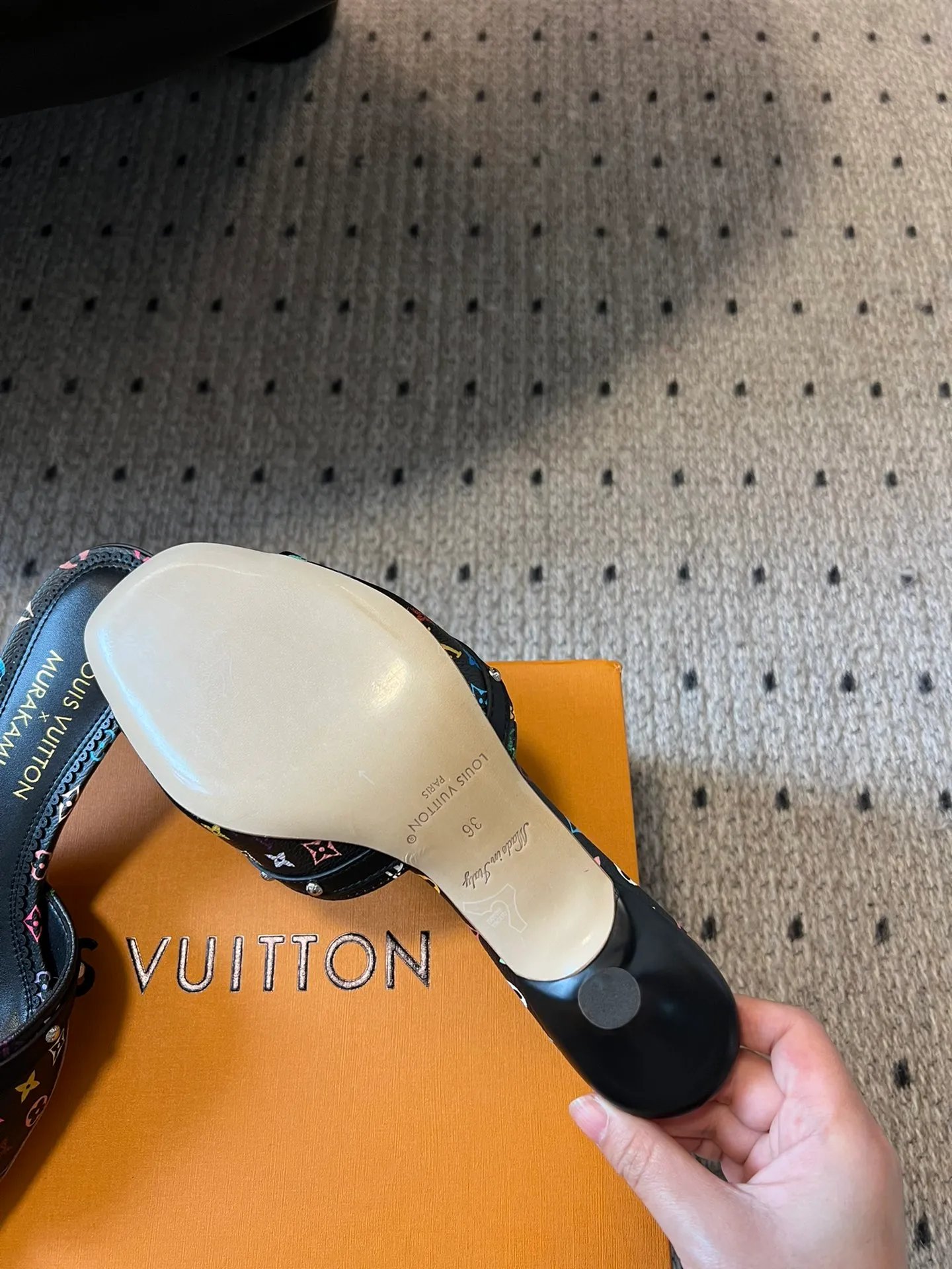 👟👟Ex-factory price 480👟👟 * 25ss spring and summer new style black and white three-color cat-heeled flat sandals. It is difficult not to doubt whether it borrowed from the Tang Dynasty's Tang Sancai as a basis and innovated it into the classic LV logo. It used color and the large area of ​​the upper as a contrast to create a white or black three-color element style on the upper, creating another classic style! Super greasy on feet! Indescribable fashion! It’s easy to match every day, and it’s very relevant to the changes and development of the times! Kitten heels are super easy to wear and give your feet a full summer vibe! Material: Original customized fabric Lining: Cow lining Outsole: Genuine leather outsole imported from Italy Shoe size: 35-41 (40.41 customized non-returnable